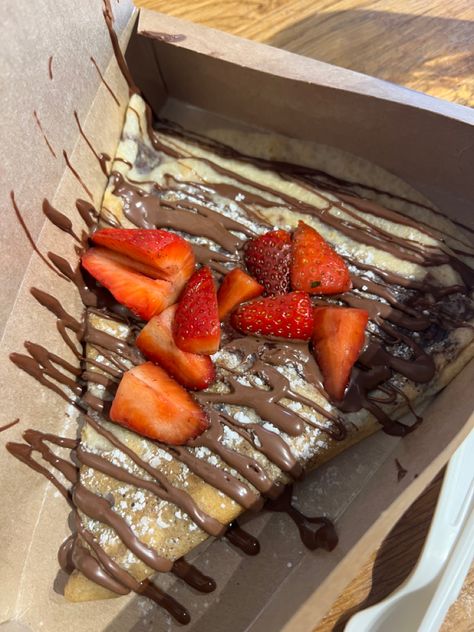 Yummy Looking Food, Chocolate Strawberries Aesthetic, Crepe Aesthetic, Deserts Aesthetic, Crepes Aesthetic, Crepe Chocolate, Crepe Food, Strawberries Aesthetic, Aesthetic Desert