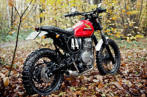 Dirty Sandy: a custom Honda Dominator dual sport from France. Honda Nx650, Honda Dominator, Enduro Vintage, Мотоциклы Harley Davidson, Honda Scrambler, Moto Scrambler, Tracker Motorcycle, Bmw Scrambler, Мотоциклы Cafe Racers