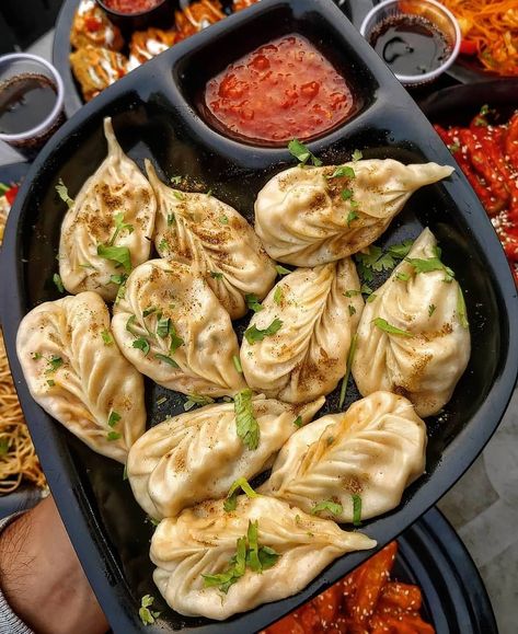 Momos Street Food, Momo Food, Indian Fast Food, Desi Street Food, Food Set Up, Tastemade Recipes, Vegetarian Snacks Recipes, Tasty Recipes Videos, Food Babe