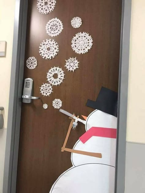 Door Decorations Classroom Christmas, Christmas Door Decorating, Christmas Doors, Christmas Door Decorating Contest, Christmas Classroom Door, School Door Decorations, Door Decorating Contest, Easter Decorations For Church, Classroom Doors