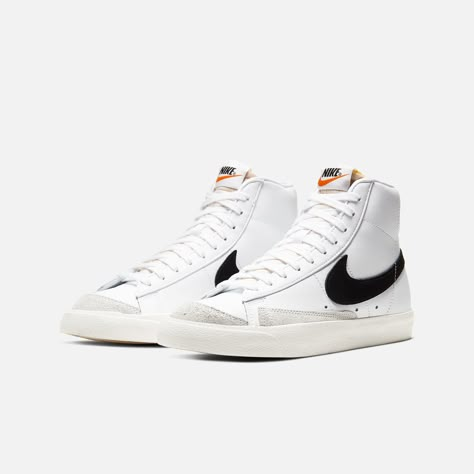 Las nike blazer mid '77 vintage cz1055-100 white/black-sail aprovechan el look clásico de nike de baloncesto con un acabado retro en la mediasuela, para que parezca que llevas años guardándolas. su ante exquisito, el swoosh retro y la zona del tobillo acolchada lo convierten en un básico moderno. los colores impecables añaden un look exquisito que completa cualquier look. las zapatillas presentan parte superior cómoda de material sintético y piel, y revestimientos cosidos con un bordado visible Blazers Nike, Blazer 77, Blazer Mid 77 Vintage, Basketball Nike, Preppy Shoes, Basket Vintage, Nike Blazer Mid 77, Black Leather Sneakers, Nike Blazer Mid