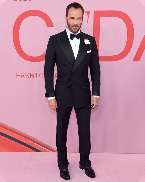 TOM FORD on Instagram: “Tom Ford wore a black TOM FORD double breasted Windsor tuxedo and @carineroitfeld wore a black TOM FORD gown with crystal pave chains to…” Tom Ford Tuxedo, Double Breasted Tuxedo, Wedding Tux, Cfda Fashion Awards, Black Suit Wedding, Cfda Awards, Mens Fashion Wedding, Tom Ford Suit, Black Toms