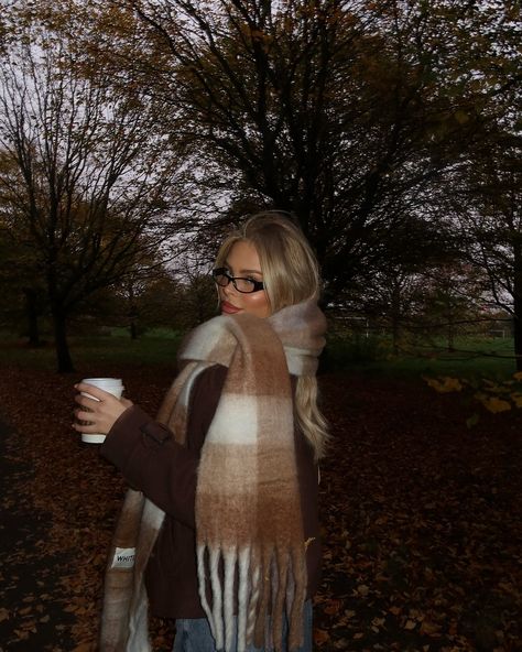 “It’s just my favorite time of the year. The whole world changes color” - Lorelai Gilmore 🍁🍂 Chunky Knit Scarf Outfit, Check Scarf Outfit, Big Scarf Style, Brown Scarf Outfit, Chunky Scarf Outfit, Knit Scarf Outfit, Big Scarf Outfit, Aesthetic November, Coffee Vibe