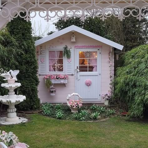 Pink Shed Ideas, Cute Sheds Ideas Backyards, Pink She Shed, Cute Garden Shed, Cute Shed Ideas, Pink Shed, Barn Dominium Houses, Coquette House, Dark Cottagecore House