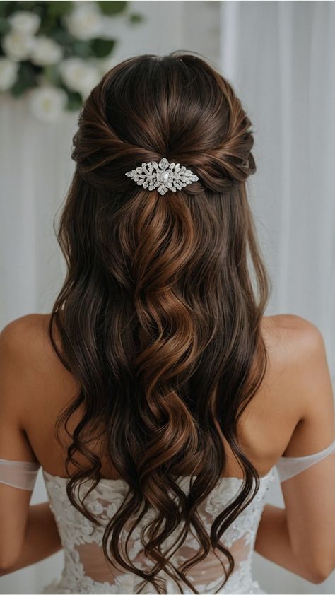 Discover stunning bridal hairstyles for long hair perfect for your big day From elegant Indian updos to easy and elegant down hairstyles we have ideas for you Explore Pakistani black and boho braided styles as well as crown veil or half up hairdos Ideal bridal hair inspirations for an effortless and beautiful wedding look Gala Hairstyle, Bride Hairstyles For Long Hair, Formal Updos, Wedding Hair Inspiration, Wedding Hair Down, Bridal Hairstyles, Half Up Half Down Hair, Half Up Hair, Wedding Hair And Makeup