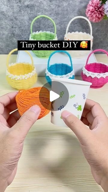 ARTWORK DAILY🎨 on Instagram: "Little bucket DIY to try with your kids ☺️
How cool is this?🥰
Artist 32033905611 on Doüyin" Upcycle Plastic Containers Craft Ideas, Paper Bucket Craft, Diy Mini Basket, Small Bucket Craft Ideas, How To Make A Basket, Picnic Basket Crafts, Picnic Basket Diy, Boho Basket Decor, Paper Storage Ideas