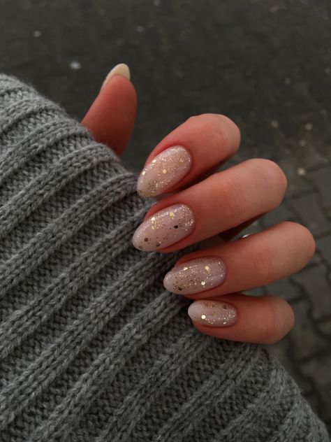 Маникюр 202- Classy Christmas Nails 2023, New Year Glitter Nails, New Years Nail Ideas Short, Plexigel Nail, Nails For Christmas And New Years, Short Office Nails, Biab Nail Ideas, Nail Ideas For January, New Years Nails Simple