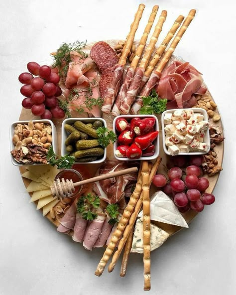 Charcuterie Inspiration, Party Food Platters, Charcuterie And Cheese Board, Charcuterie Recipes, God Mat, Snacks Für Party, Party Food Appetizers, Food Platters, Food Presentation