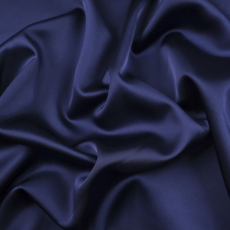 Satin stretch va vous séduire avec sa sublime teinte bleu profond. Idéale pour des robes de soirée et robes de cérémonies. De poids moyen, ce tissu moiré a une belle main, avec un beau un beau tombé, souple, pour des vêtements habillés ou élégants.   Composition : 95% Polyester 5% Spantex Laize : 140 cm Poids : 185g/m2 (253g/mL)  Utiliser des aiguilles machines neuves ou très aiguisées, pour éviter d'emmeler les fils lors de la couture. Bleu Nuit Aesthetic, Style Finder, Portrait Images, + Core + Aesthetic, Dark Night, Blue Satin, Abba, Color Trends, Shades Of Blue