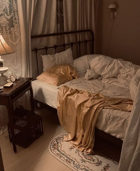 Dark Academia Bedroom, Academia Bedroom, Dark Academia Room, Academia Room, Pretty Room, Vintage Bedroom, Dreamy Room, Vintage Room, Dream Room Inspiration