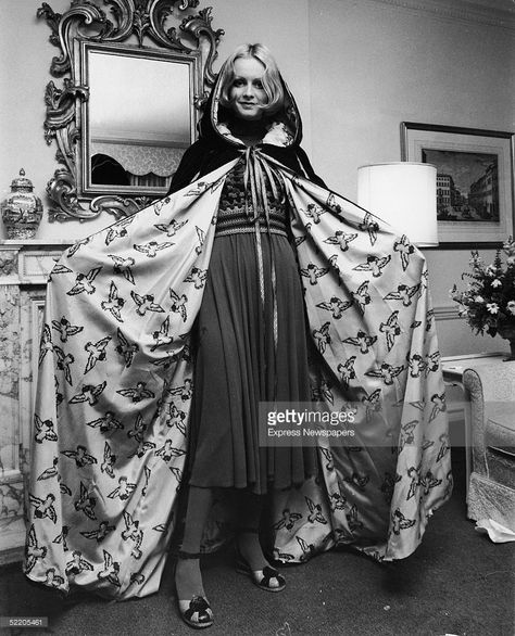 British model and actress Twiggy shows off the hooded velvet cloak with the bird lining that she will wear to the American premiere of her new film 'The Boy Friend' in her room at the Pierre Hotel, New York, December 1971. Velvet Cloak, Lauren Hutton, American Model, Grey Tweed, Still Image, Tweed Jacket, Cloak, Fashion Lifestyle, Getty Images