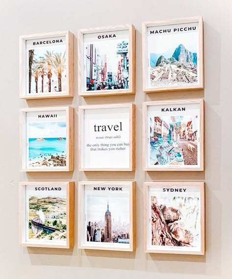 Small Frames On Wall Ideas, Travel Aesthetic Home Decor, Travel Apartment Decor, Travel House Decor, Travel Frame Ideas Display, Travel Picture Wall Ideas, Travel Photo Collage Ideas, Travel Postcard Display, Travel Aesthetic Bedroom