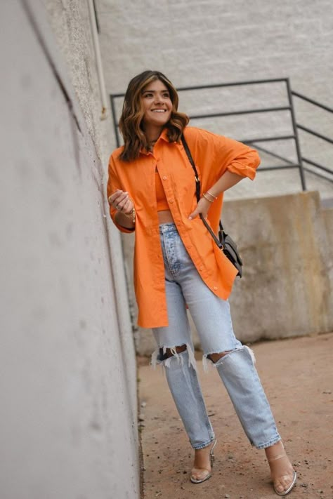 Want to make your Spring and Summer wardrobe pop this 2022? CHIC TALK is sharing her favorite bright-colored outfit to try this season. this bright orange button down and denim outfit creates a fun and eye-catching look you need to add to your wardrobe. Follow for more spring and summer fashion trends, style guides, and elevated outfit ideas. Orange Shirt Outfit, Button Shirt Outfit, Bright Summer Outfits, Oversized Shirt Outfit, Bright Outfit, Bright Colored Outfits, Orange Outfits, Casual Date Night Outfit, Orange Outfit