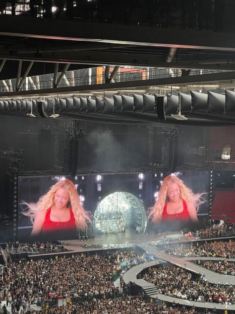 Concert Aesthetic Beyonce, Beyonce Concert Aesthetic, Far East Movement, Aesthetic Amsterdam, Academia Library, Beyoncé Concert, Beyonce Concert, Concert Crowd, Tour Aesthetic