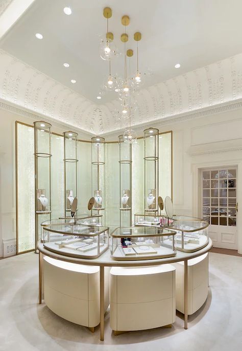 Cartier Store, Jewelry Showroom, Jewelry Shop Display, Jewelry Store Interior, Luxury Jewelry Store, Retail Store Interior Design, Jewellery Shop Design, Jewelry Store Design, Store Interior Design