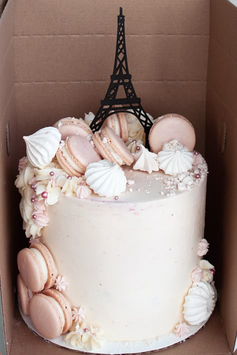 Paris cake Paris Inspired Birthday Cake, Paris Themed 18th Birthday Party, Paris Bday Cake, Cake Ideas With Macarons, Paris Themed Cakes Sweet 16, Birthday Cake Paris Theme, Paris Cake Design, Parisian Cake Ideas, French Themed Birthday Cake