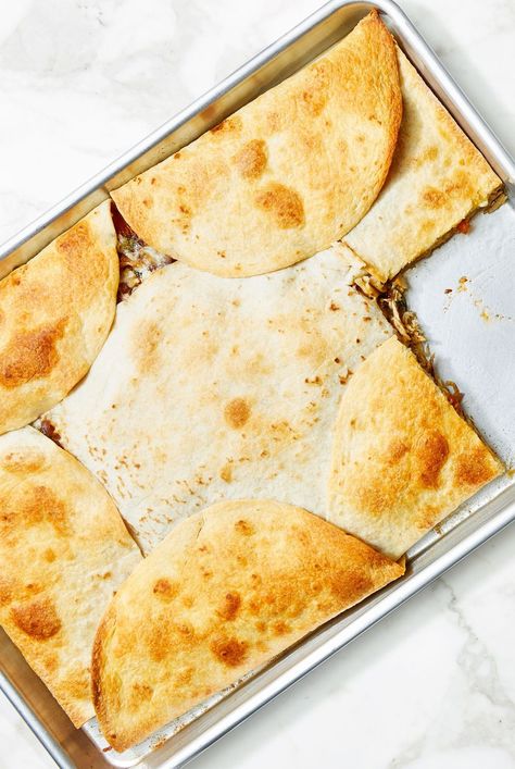 Chicken Quesadilla Sheet Pan, Sheet Pan Quesadilla Recipes, Sheet Pan Quesadillas Chicken, Quesadillas In The Oven, Pan Quesadilla Recipe, Chicken Fajita Quesadillas, Sheet Pan Quesadilla, Pan Quesadilla, Sheet Pan Quesadillas