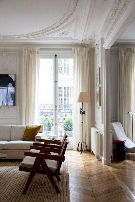 How To Give Your Apartment A Parisian Glow Up — Exhibit A Parisian California Home, Parisian Eclectic Decor, Small Parisian Apartment, Parisian Apartment Interior, Modern French Apartment, Modern Parisian Apartment, European Apartment, Parisian Living Room, Apartment Curtains