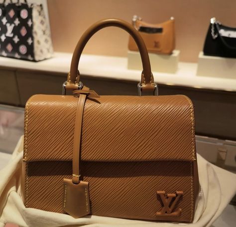 Louis Vuitton Cluny, Luxury Designer Bags, Bag Obsession, Girly Bags, Luxury Purses, Handbag Heaven, 2024 Trends, Trending Handbag, Mini Handbags