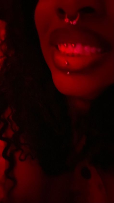 Bottom Lip Piercing On Black Women, Snake Eyes Tongue Piercing Black Women, Snake Bites Black Women, Double Nose Piercing Black Women, Vertical Labret Piercing Black Women, Gage Piercing, Tongue Piercing Black Women, Smiley Piercing On Black Women, Piercings On Black Women