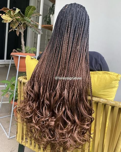 Braids With Hair Out At The End, Knotless Braid With Curls At The End, Braids With The Ends Out, Knotledd Braids With Curls, Curled Knotless Box Braids, Black And Brown Box Braids With Curly Ends, Braids With Big Curls At The End, Knotless Curls At The End, Knotelles Braids With Curls