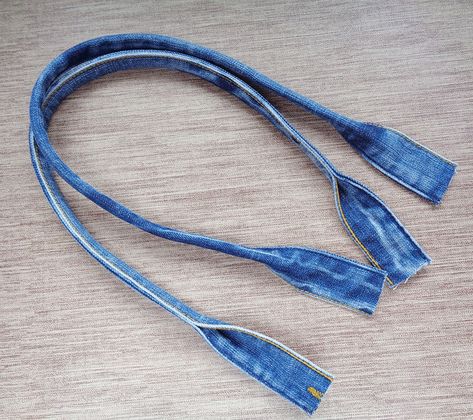 Handles and shoulder straps - Make it in denim Homemade Purses, Denim Recycle, Återvinna Jeans, Tas Denim, Blue Jean Purses, Quilt Ladder, Denim Bag Diy, Denim Bag Patterns, Jean Purses