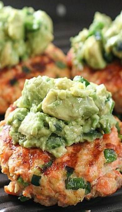 Grilled Salmon Burgers, Burgers With Avocado, Salmon Burger Recipe, Grilled Salmon Recipes, Salmon Patties Recipe, Fish Dinner Recipes, Patties Recipe, Salmon Patties, Fish Recipes Healthy