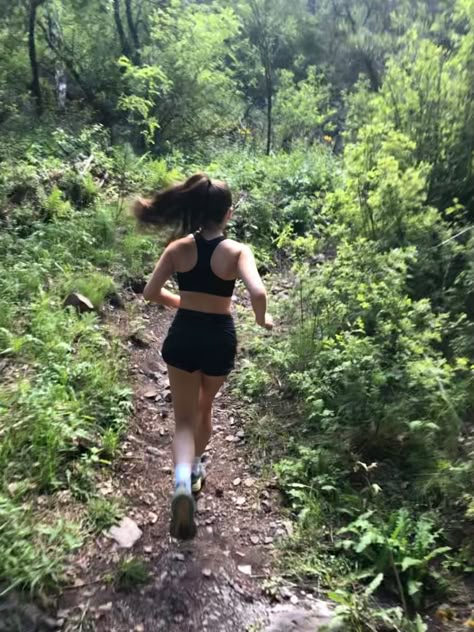 Running Asethic Pictures, Home Work Out Aesthetic, Female Runner Aesthetic, Women Running Aesthetic, Going For A Run Aesthetic, Running Girl Era, Laufen Aesthetic, Running Asethic, Girl Running Aesthetic