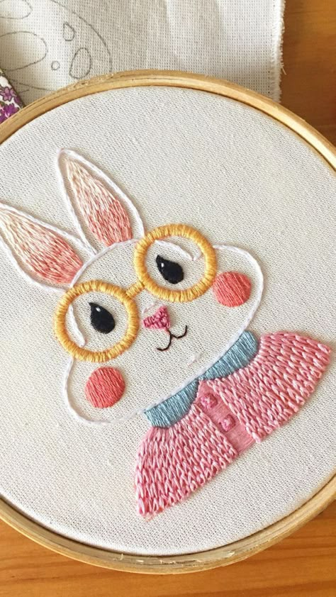 Cute Embroidery Design, Embroidery Cute Designs, Emrodary Work Design, Hand Embroidery Designs Flowers, Cute Embroidery Designs Simple, Simple Cute Embroidery, Hand Embroidery Inspiration, Back Stitch Embroidery Design, Embroidery Inspiration Simple