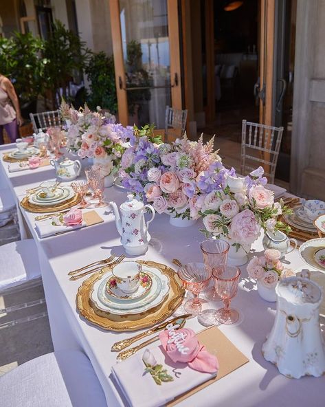 Bridgerton Bridal Shower Table Setting, Soft Wedding Decorations, Tea Party Plates Table Settings, Pastel Floral Table Arrangements, Outdoor Floral Party, Regency Table Settings, Feminine Dinner Party, Bridal Tea Party Table Setting, Bridal Shower Theme Flowers