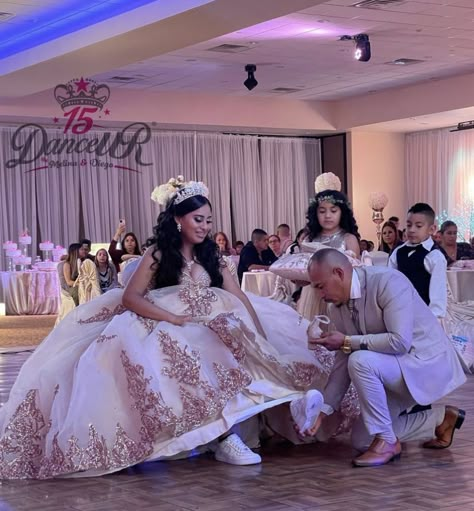 Queincearra Ideas, Quince Court Ideas, Quinceanera And Mini Quinceanera, Dominican Quinceanera, Quinceanera Venues Pink, Twin Quinceanera Ideas, At A Quince Snap, Quinceanera Venues, Quinceanera Court Pictures Pink