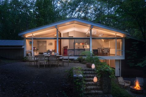 Mid-Century Renovation-Flavin Architects-12-1 Kindesign Modern House Ideas Exterior, Lake Cabin Ideas, Modernism Architecture, Joseph Eichler, Mid Century Modern Renovation, Mid Century Remodel, Mid Century Houses, Modern Mountain House, Modern House Ideas