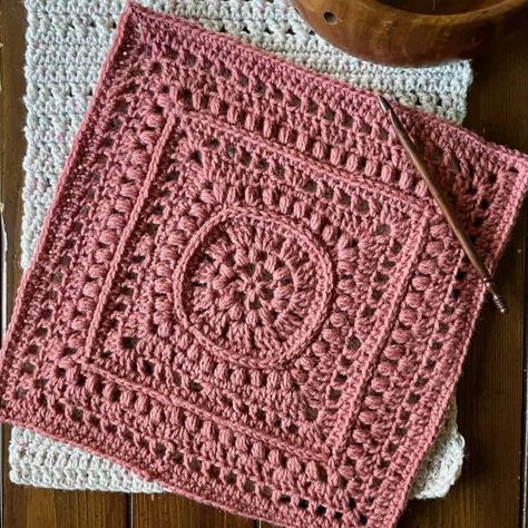 A cozy granny stitch sampler blanket to snuggle away your cares | MadameStitch Crochet Sampler Blanket, Granny Stitch, Stitch Sampler, Crochet Potholders, Crochet Blocks, Crochet Quilt, Blanket Patterns, Granny Squares Pattern, Granny Square Crochet Pattern