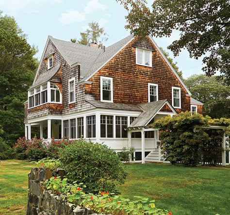 Coastal House Tour (SugarsBeach.com) Beach house tour decorating ideas and awesome coastal decor ideas #SugarsBeach Fence Decorating Ideas, House In Maine, Lake House Exterior, Historic Cottage, Maine Beach, Coastal Decorating Ideas, Brindleton Bay, Beach House Tour, Maine Beaches