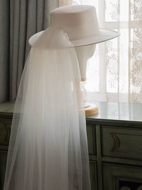 Vintage wedding boater hat with veil attached Wedding Dress With Hat, Bachelorette Party Dress Ideas, Big Veil, Vintage Wedding Hats, After Party Wedding, Civil Dress, Old Money Wedding, Dress With Hat, Money Wedding