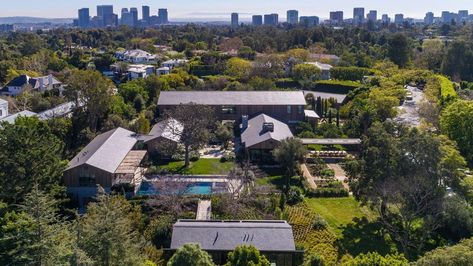 Called the Grey Estate, the Holmby Hills home of the late Paramount Pictures Chairman and CEO Brad Grey is for sale at $77.5 million. Los Angeles Mansions, Spanish Casita, Beverly House, Luxury California, Malibu Mansion, Holmby Hills, Malibu Beach House, Whitefish Montana, Expensive Homes