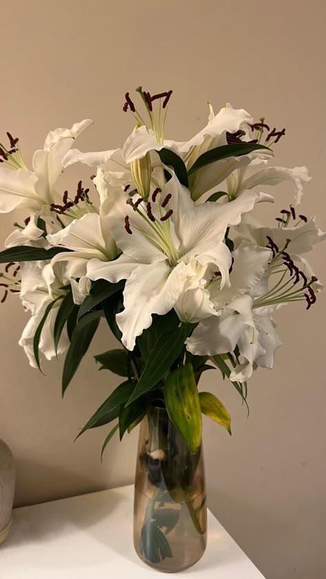 White Lilies Flowers, Lillies Flowers Bouquet Aesthetic, Lily In Vase, Day Lily Bouquet, Wild Lillies, Lily Bucket Flower, Flowers Lily, Lily Bouquets, House Flowers