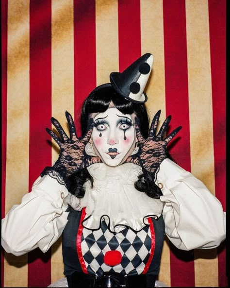 Unique Clown Costume, Clown Photoshoot Ideas, 1920s Clown, Vintage Clown Makeup, Victorian Clown, Clown Photoshoot, Circus Core, Pierrot Costume, Harlequin Clown