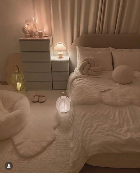 Dream Apartment Decor, Room Redesign, Redecorate Bedroom, Dream House Rooms, Cozy Room Decor, Minimalist Room, Dream Room Inspiration, Room Makeover Bedroom, Room Makeover Inspiration