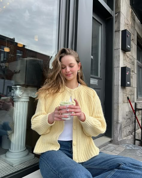 Light Yellow Cardigan Outfit, Yellow Sweater Outfit Spring, Yellow Cardigan Outfit Aesthetic, Yellow Winter Outfits, Yellow Cardigan Outfit, Cardigan Outfit Hijab, Yellow Cardigan Outfits, Yellow Sweater Outfit, Cardigan Outfit Aesthetic