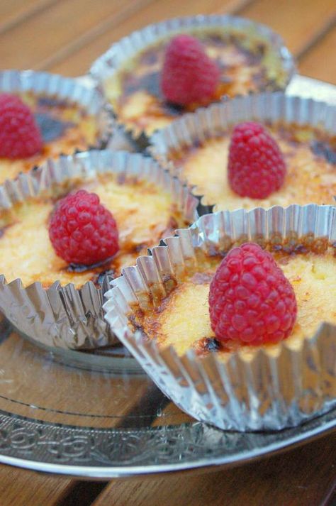 Creme Brulee Bites, Mini Creme Brulee Cups, Creme Brulee Bars, Creme Brulee Wedding, Catering Dessert Ideas, Mini Creme Brulee, Brulee Desserts, Creme Brulee Cake, Creme Brulee Desserts