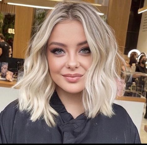 Angle Haircut Medium, Light Blonde Highlights Short Hair, Blonde Lob With Fringe, Milky Blonde Hair Balayage, Blonde Lob Round Face, Light Blonde Shoulder Length Hair, Cool Blonde Short Hair, Lived In Blonde Shoulder Length, Bright Blonde Balayage Short Hair