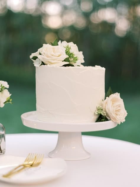 Read More: https://www.stylemepretty.com/2021/10/15/classic-cool-canada-wedding-filled-with-chic-details/ 10 Inch Wedding Cake, White Cake Flowers, Single Tier Engagement Cake, White One Tier Cake, Single Tiered Wedding Cake, 6” Wedding Cake, Single Tier White Cake, Wedding Cakes Single Tier, 8 Inch Wedding Cake