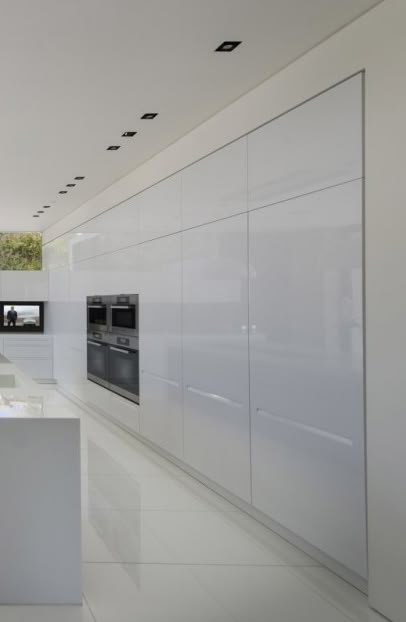 Laurel Way house in Beverly Hills by Whipple Russell Architects _ Gloss White Kitchen, High Gloss White Kitchen, Minimalism Kitchen, House In Beverly Hills, White Kitchen Designs, White Gloss Kitchen, Kitchen Design Gallery, Gloss Kitchen, Interior Minimalista