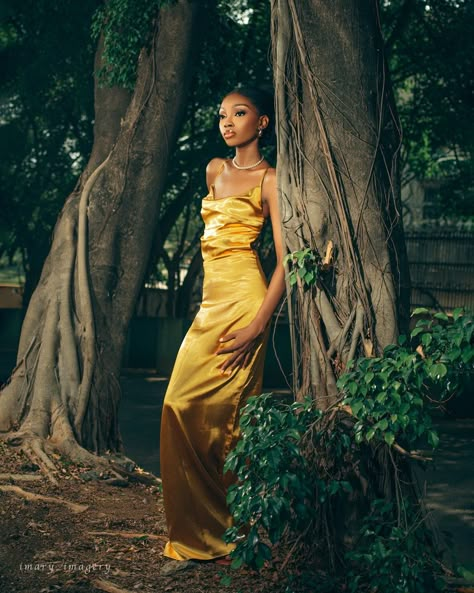 Cute black lady posing in the woods Outdoor Birthday Photoshoot Black Women, Black Woman Fall Photoshoot, Posing Ideas For Women Outdoor, Garden Poses Photography, Outdoor Formal Photoshoot, Poses For Outdoor Photoshoot Women, Fashion Nature Photoshoot, Park Photoshoot Black Women, Outdoor Garden Photoshoot