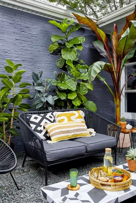 Garden Furniture Small Space, Small Patio Ideas With Plants, Small Terrasse Ideas, Small Patio Lounge Ideas, Small Patio Plants Decor, Small Desert Patio Ideas, Small Garden Lounge Ideas, Awkward Outdoor Space Ideas, Small Outside Space Ideas