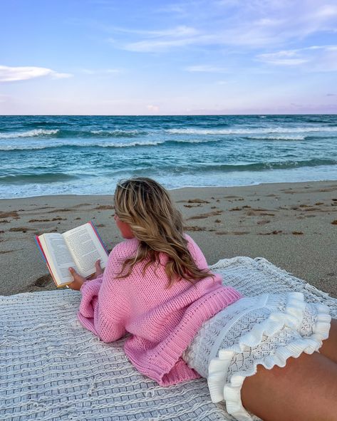 cozy sunsets 🎀🧸🌅 - fall outfit, beach sunset, fall outfits, fall style, pink style, beach girl, sweater weather, pinterest outfit Beach Sweater Outfit, Fall Beach Outfits, Winter Beach Outfit, Photoshoot Fits, Girls Winter Outfits, Fall Beach, Beach Sweater, Beach Weather, Insta Pic Ideas