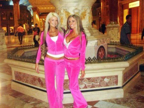 juicy couture Pink Juicy Couture Track Suit, Hot Pink Juicy Couture, Juicy Couture Track Suit, 2000s Juicy Couture, Juicy Tracksuit, 00s Mode, Pink Tracksuit, Pink Juicy Couture, Juicy Couture Tracksuit