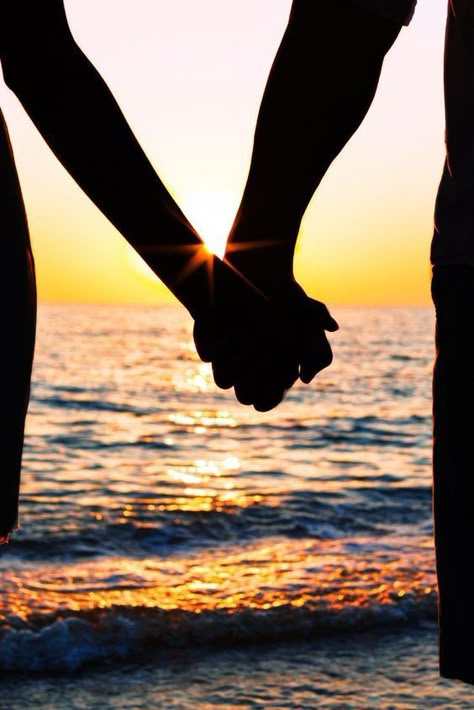 Romantic Sunset Couple, True Love Images, Couple Sunset, Couple Shadow, Couples Beach Photography, Couple Wallpaper Relationships, Hand Silhouette, Blaise Pascal, Love Wallpapers Romantic