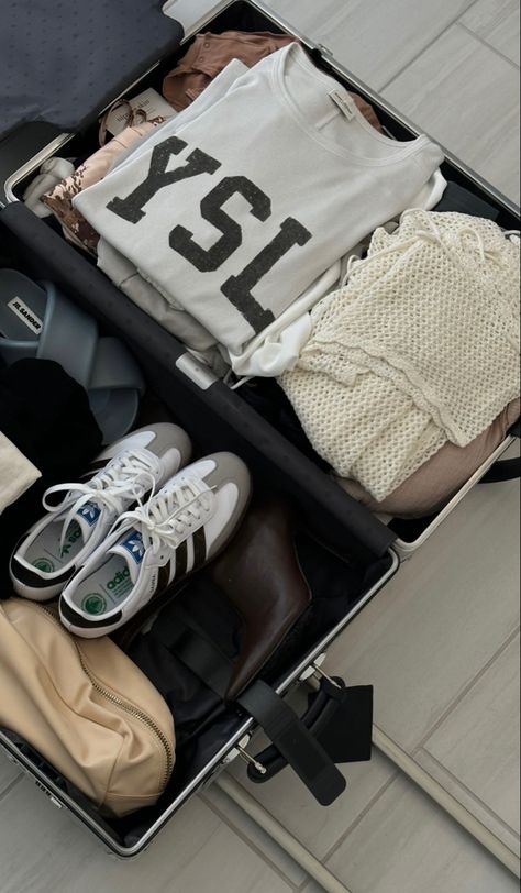 Travelling Aesthetics, Looks Hip Hop, Minimalist Packing, Airport Aesthetic, Travel Chic, Minimalist Travel, Travel Diary, Travel Packing, Travel Life